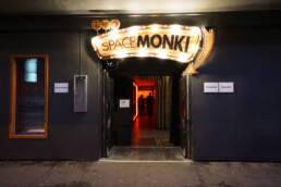 Viva Colores Space Monki Zürich Umbau Clubumbau Design Möbel Handarbeit Unikat Einrichtung Holz Bar Konzept Beschriftung Leuchtkasten Leuchtreklame